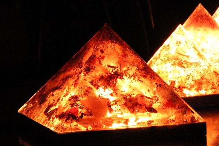 Orpanit® Orgonit RGB Lampe Pyramide Heilige Geometrie XXL