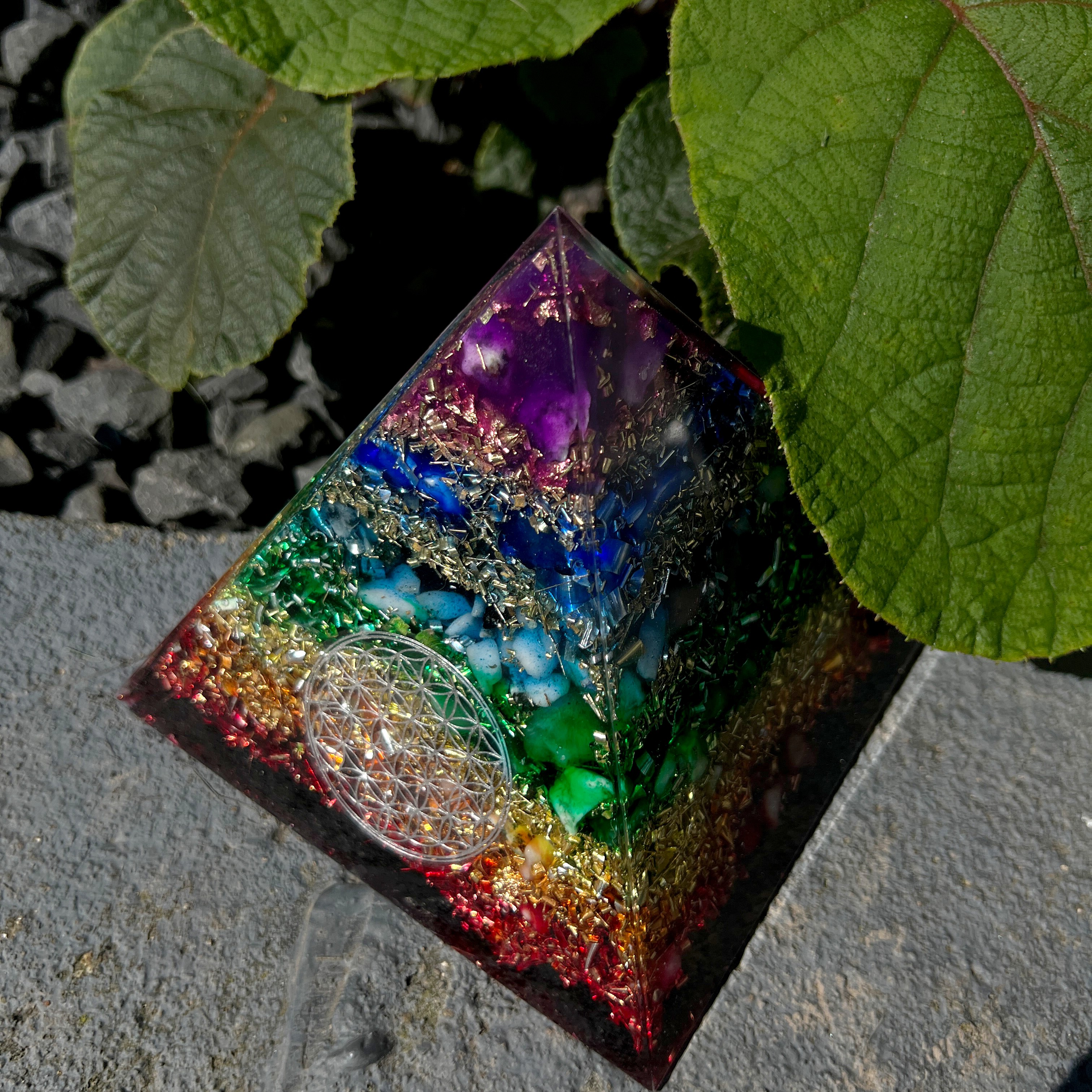 Orpanit® Orgonit 7 Chakren „Regenbogen“ Pyramide M 